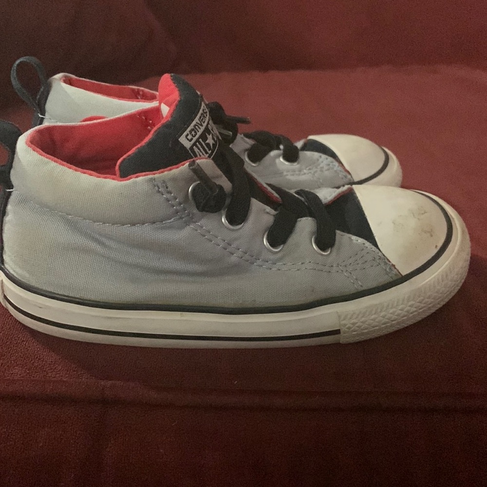 Grey converse sneakers. Good condition